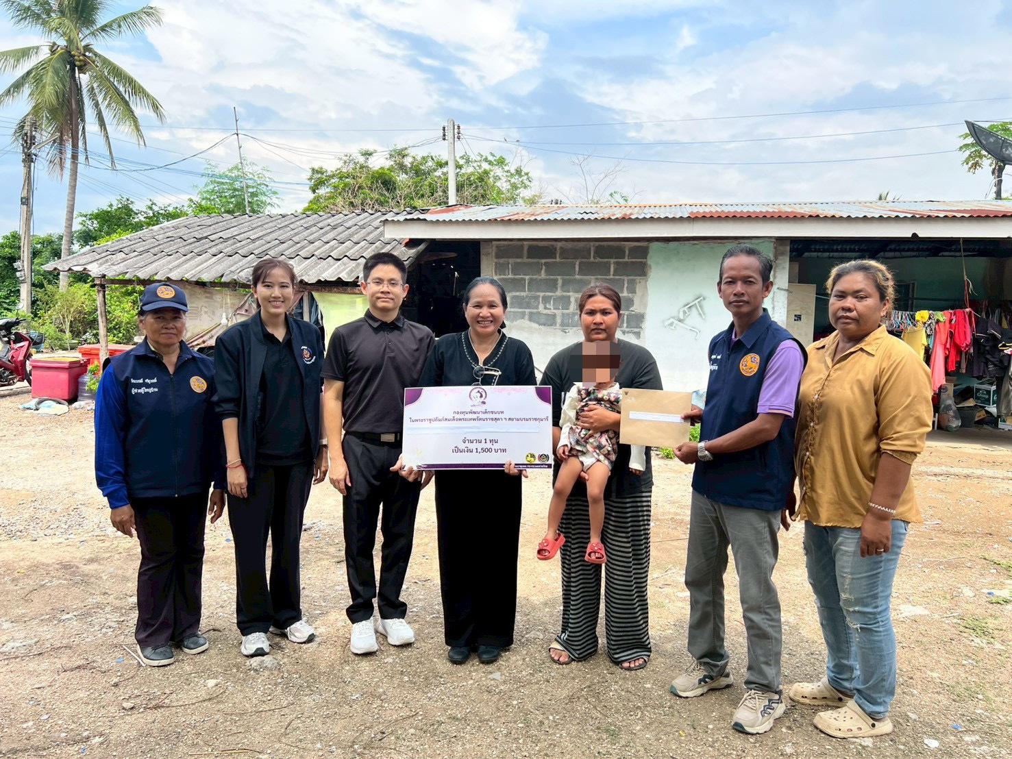 อำเภอท่าหลวง โดยสำนักงานพัฒนาชุมชนอำเภอท่าหลวง ลงพื้นที่มอบทุนการศึกษาจากกองทุนเด็กพัฒนาชุนบทในพระราชูปถัมภ์สมเด็จพระเทพรัตนราชสุดาฯ สยามบรมราชกุมารี