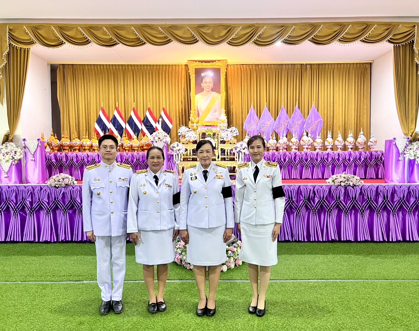 สำนักงานพัฒนาชุมชนอำเภอท่าหลวง ร่วมพิธีถวายเครื่องราชสักการะ วางพานพุ่ม และพิธีจุดเทียนถวายพระพรชัยมงคล สมเด็จพระนางเจ้าฯ พระบรมราชินี