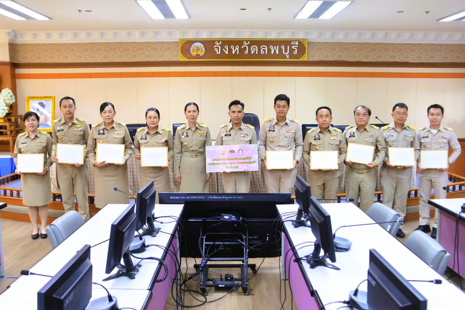 อำเภอท่าหลวง รับมอบทุนอุปการะเด็ก กองทุนพัฒนาเด็กชนบทในพระบรมราชูปถัมภ์ สมเด็จพระเทพรัตนราชสุดาฯ สยามบรมราชกุมารี 